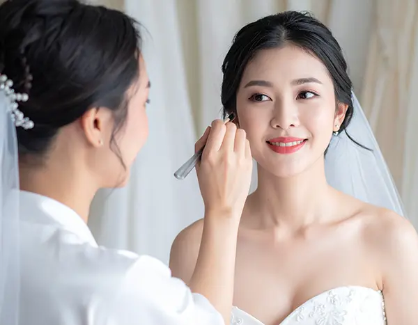 결혼식 당일 준비를 하는 신부의 모습