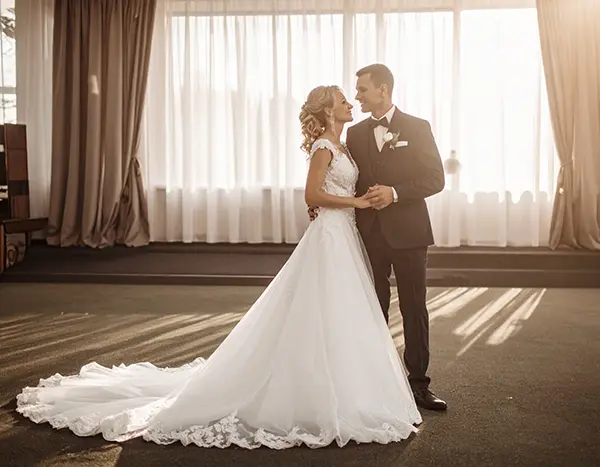 결혼식장에서 신부가 행진하는 모습