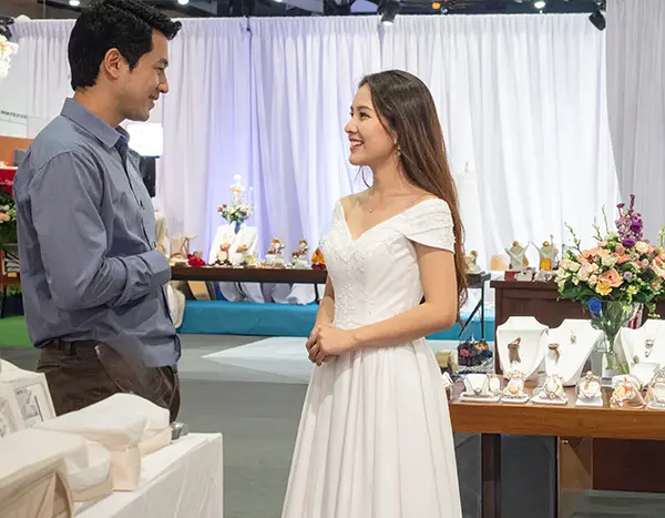 웨딩홀 계약 시 주의사항 | 보증인원·숨은 비용 체크, 후회없는 선택법 4 웨딩박람회에서 웨딩홀을 상담하는 커플