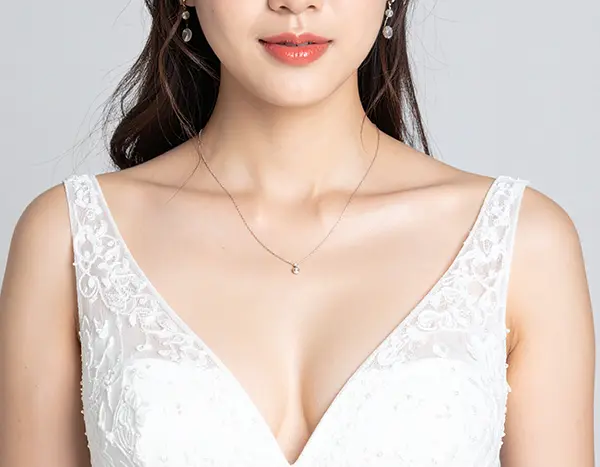 V넥 웨딩드레스를 입은 신부 복사