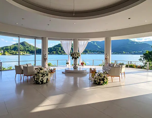 넓고 깔끔한 예식장