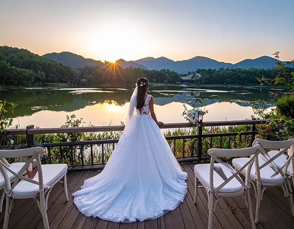 야외 웨딩을 진행하는 모습