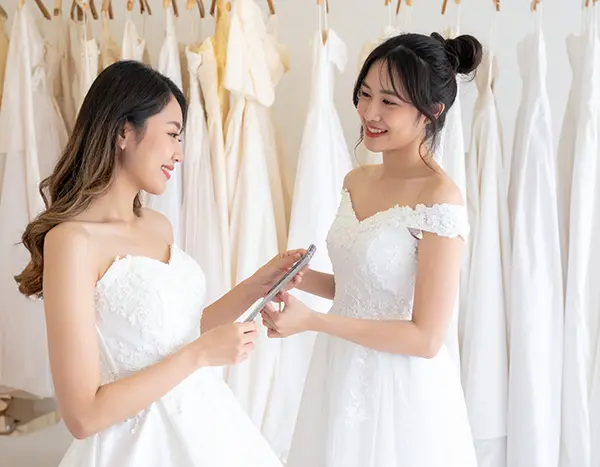 여러 스타일의 드레스를 비교하는 모습 복사