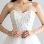 코르셋 스타일의 웨딩드레스를 입은 신부