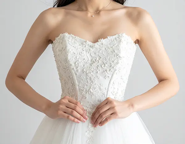 코르셋 스타일의 웨딩드레스를 입은 신부