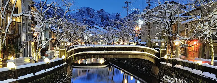 키노사키 온천의 밤거리와 유카타를 입은 여행객들