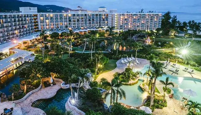 하얏트 리젠시 사이판의 수영장과 조경