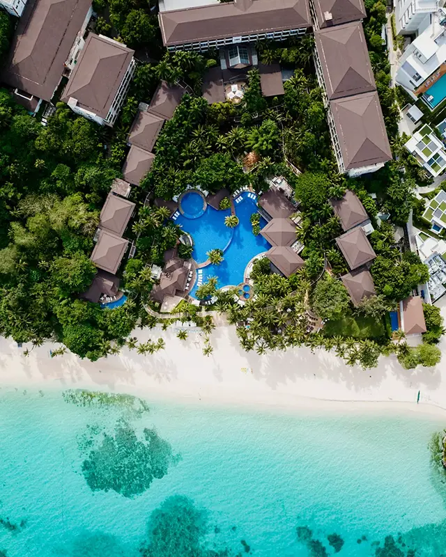 보라카이 화이트 비치의 에메랄드빛 전경