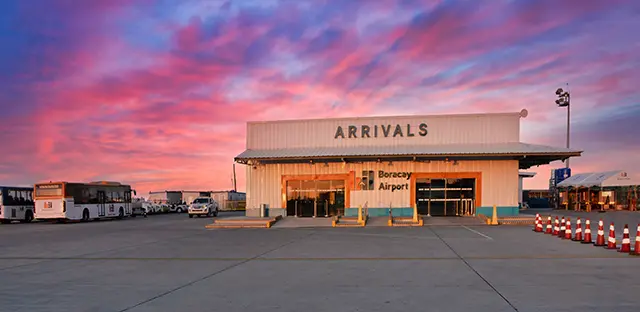 칼리보 공항에 도착한 여행객들