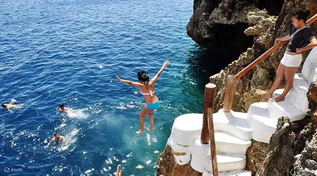 아리엘스 포인트로 향하는 활기찬 투어 보트