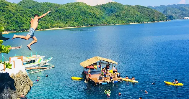 15m 높이의 아찔한 절벽 다이빙대에 선 모습