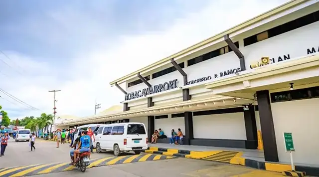 보라카이 본섬으로 향하는 필리핀 전통 배 방카