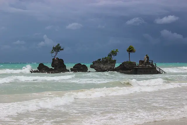 바람막이가 설치된 보라카이 화이트 비치의 모습