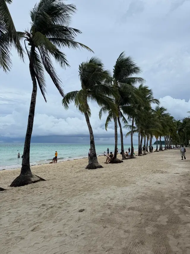 스콜이 지나간 뒤 맑아진 보라카이 길거리