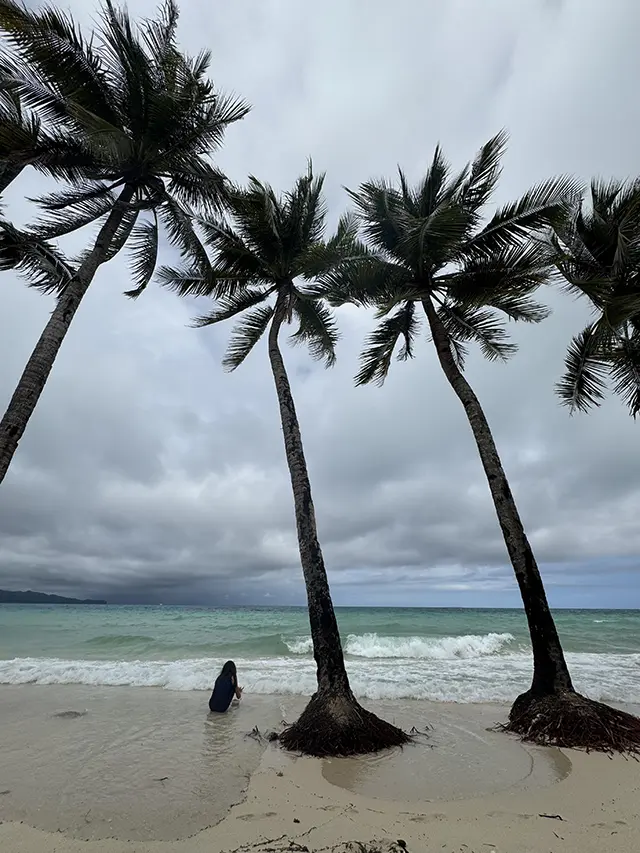 우기 시즌의 매력적인 보라카이 리조트 풍경