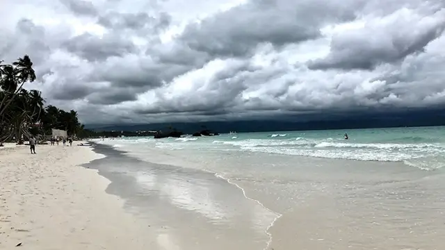 보라카이 우기 시즌 흐린 하늘 아래 바다 풍경