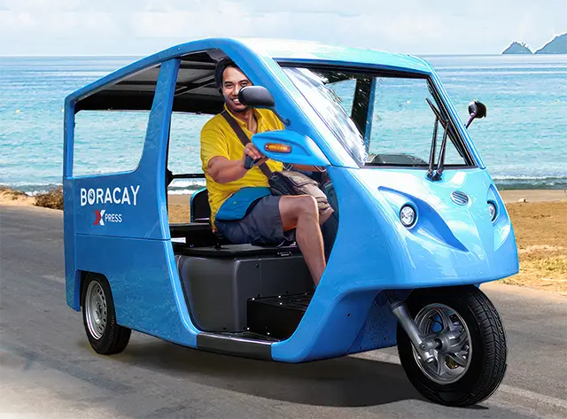 현지인들이 주로 이용하는 트라이시클 합승 모습