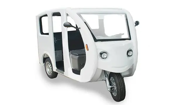 보라카이 거리를 누비는 다양한 차량들의 조화