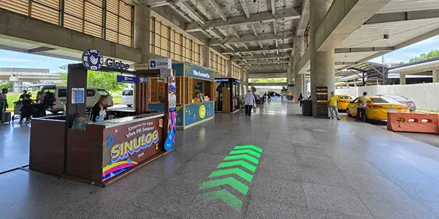 한국인 이름이 적힌 피켓을 들고 대기 중인 픽업 기사