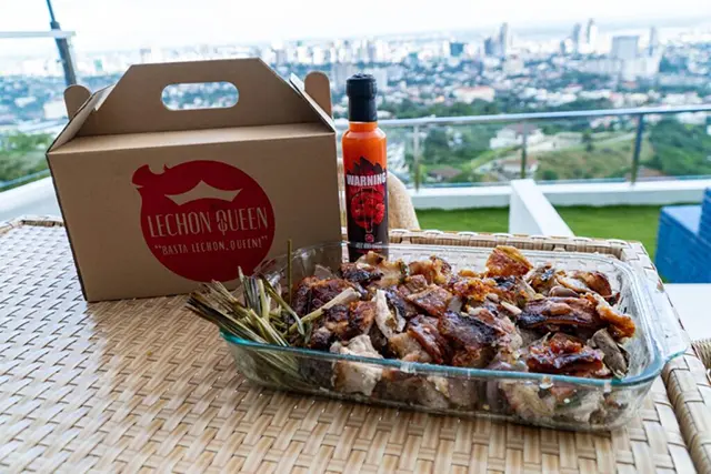 즈부촌의 깔끔한 매장 내부와 정갈한 레촌 상차림