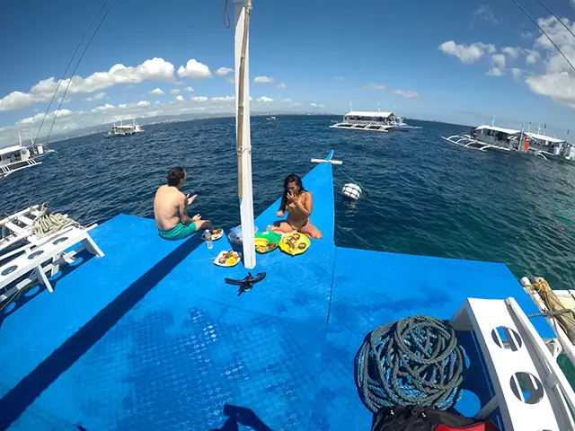 세부 호핑 투어 제대로 즐기기: 조인 투어 vs 단독 투어 차이점 3 단독 보트에서 즐기는 프라이빗한 휴식