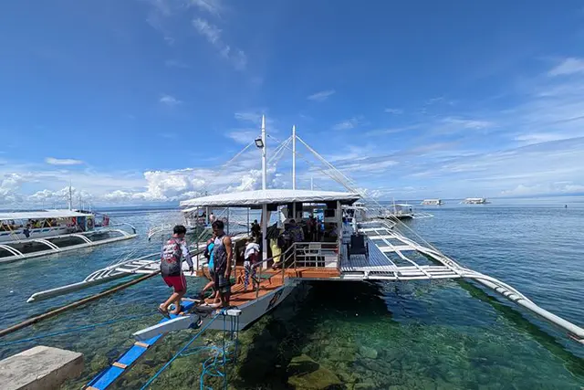 세부 호핑 투어 제대로 즐기기: 조인 투어 vs 단독 투어 차이점 1 세부의 아름다운 바다를 가로지르는 호핑 투어 보트