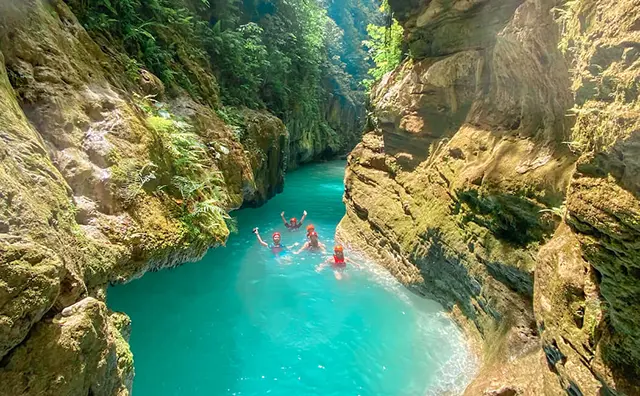 카와산 폭포 캐녀닝 도전 전 꼭 알아야 할 난이도와 준비물 체크 3 캐녀닝 액티비티를 즐기는 모습
