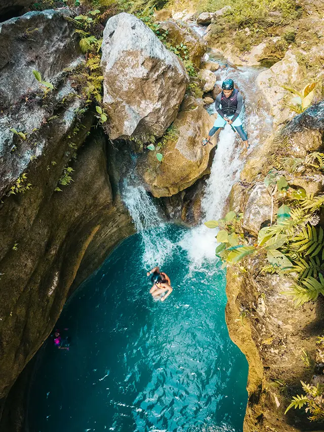 카와산 폭포 캐녀닝 도전 전 꼭 알아야 할 난이도와 준비물 체크 1 웅장한 카와산 협곡 사이를 지나가는 캐녀닝의 한 장면