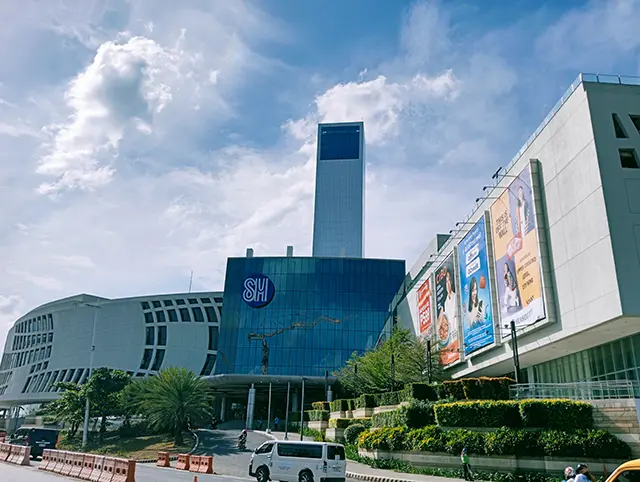 세부 쇼핑 리스트: SM몰과 아얄라몰에서 꼭 사야 할 것들 2 슈퍼마켓에서 다양한 기념품을 고르는 모습