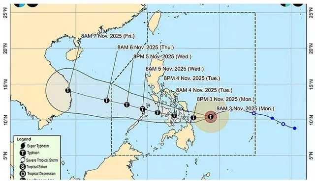 세부 여행 가기 좋은 시기는 언제? 건기·우기와 태풍 시즌 정보 3 날씨 정보를 확인하며 여행 일정을 조정하는 모습