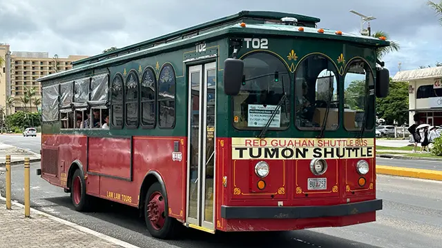 괌 여행의 발이 되어주는 빨간 셔틀버스 외관