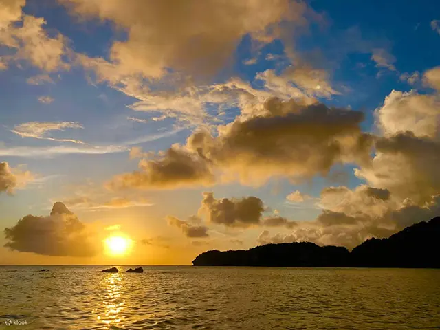 밤이 되어 조명이 켜진 아메리칸빌리지의 로맨틱한 야경