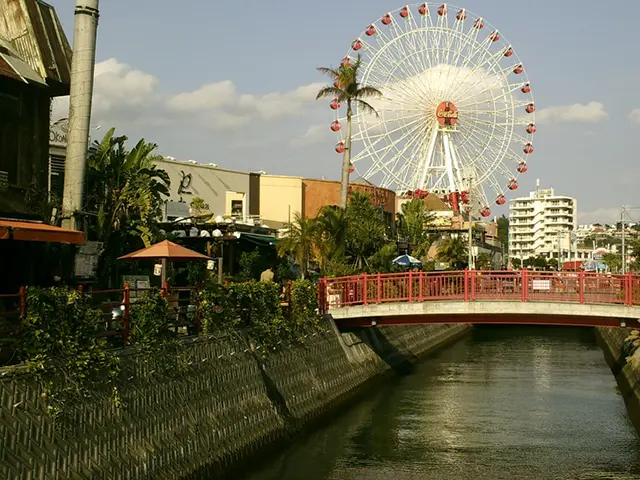 화려한 원색 건물이 돋보이는 오키나와 아메리칸빌리지 전경