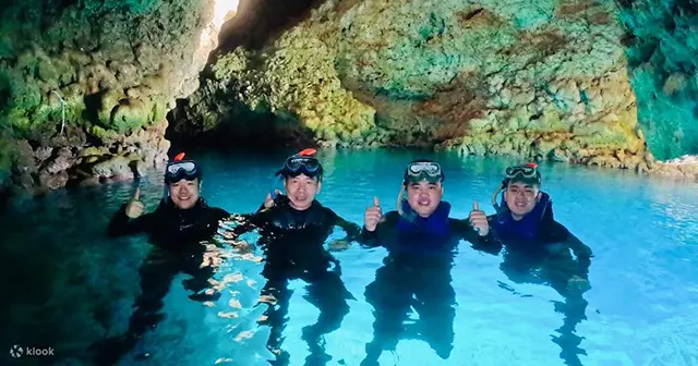 오키나와 바닷속 아름다운 산호초와 다양한 해양 생물들