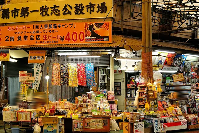 화려한 조명이 켜진 국제거리의 낭만적인 밤 풍경