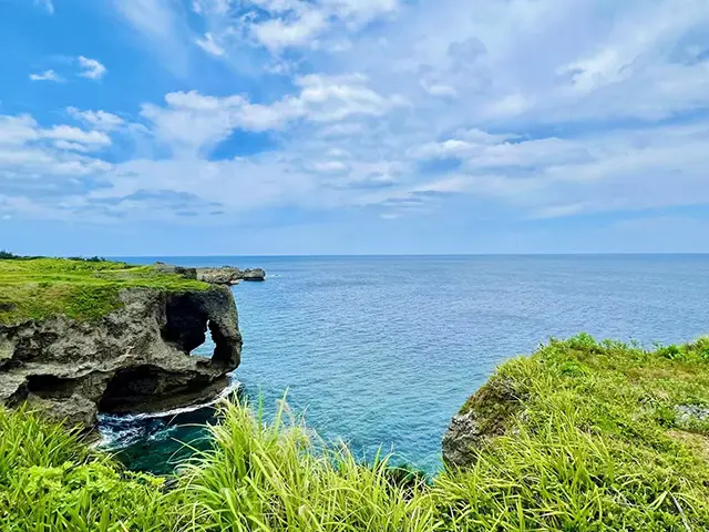 에메랄드빛 바다 위를 가로지르는 환상적인 코우리 대교