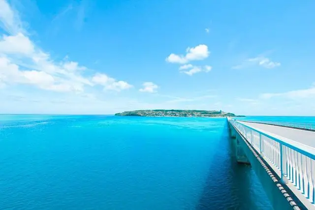 오키나와 북부 해안도로를 따라 달리는 상쾌한 드라이브 전경