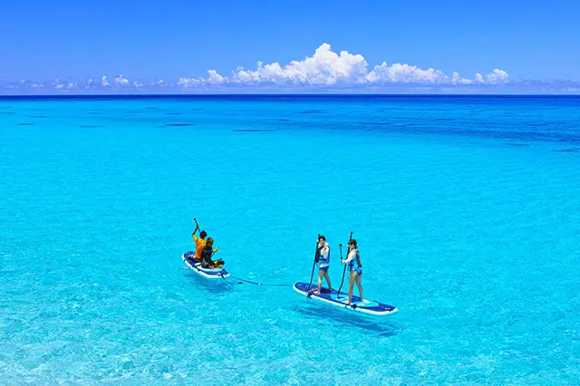 비 내리는 오키나와 거리에서 마주하는 이국적이고 서정적인 분위기