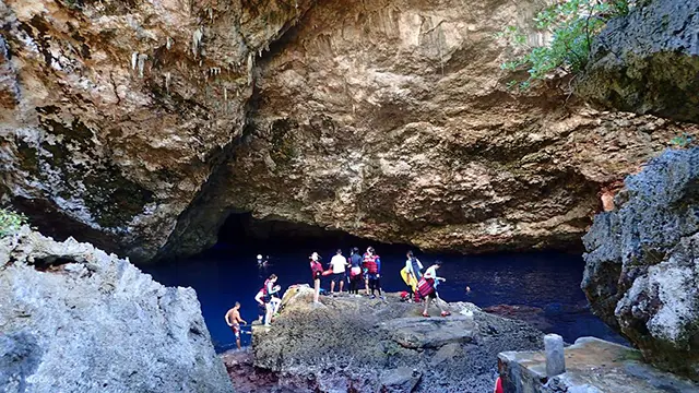 신비로운 푸른 빛줄기가 쏟아지는 그로토 수중 풍경