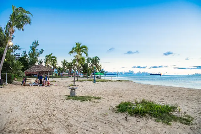 에메랄드빛 바다가 펼쳐지는 사이판 마이크로비치의 낮 풍경