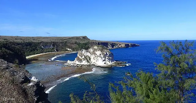 만세절벽 위에서 내려다본 끝없는 태평양의 파란 바다