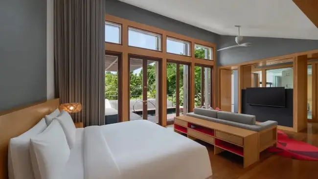 해변과 맞닿은 리조트의 평화로운 수영장