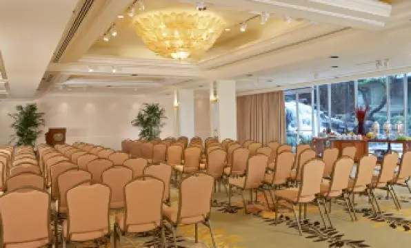 오션뷰를 즐기며 식사하는 호쿠스 레스토랑