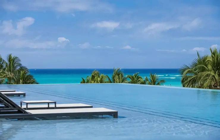 와이키키 해변이 내려다보이는 스웰 루프탑 인피니티 풀