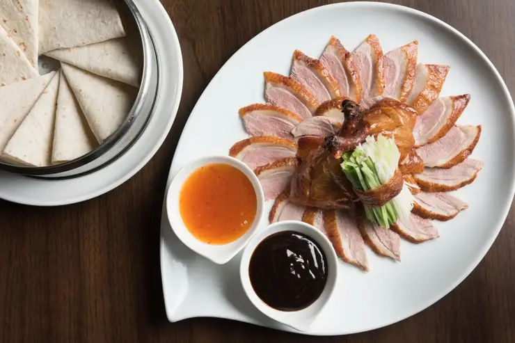 라운지에서 제공되는 신선한 하와이안 다이닝