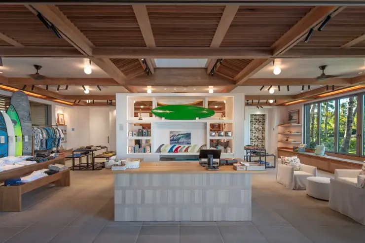 오션프런트 스위트의 넓고 우아한 거실 공간