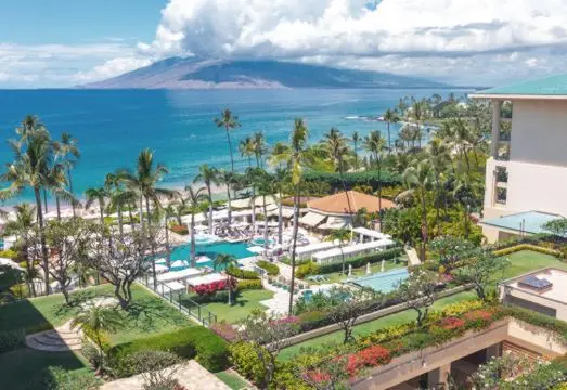 와일레아 비치를 마주한 포시즌스 마우이 리조트의 웅장한 화이트 건축물