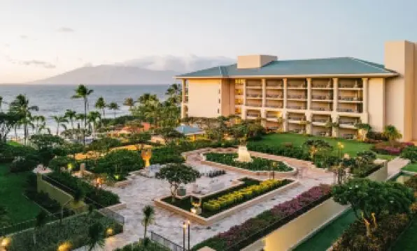 현대적이면서도 고전적인 우아함이 돋보이는 객실 내부