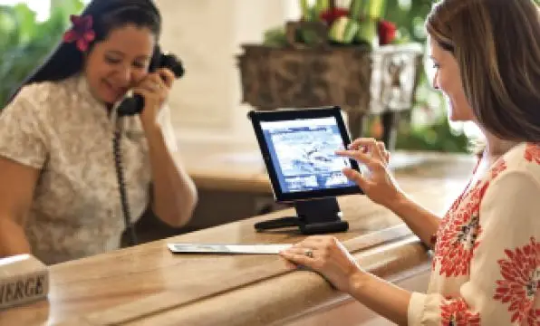 태평양과 맞닿은 성인 전용 세레니티 인피니티 풀