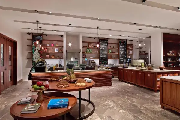 안다즈 스위트룸의 밝고 현대적인 거실과 테라스 연결부